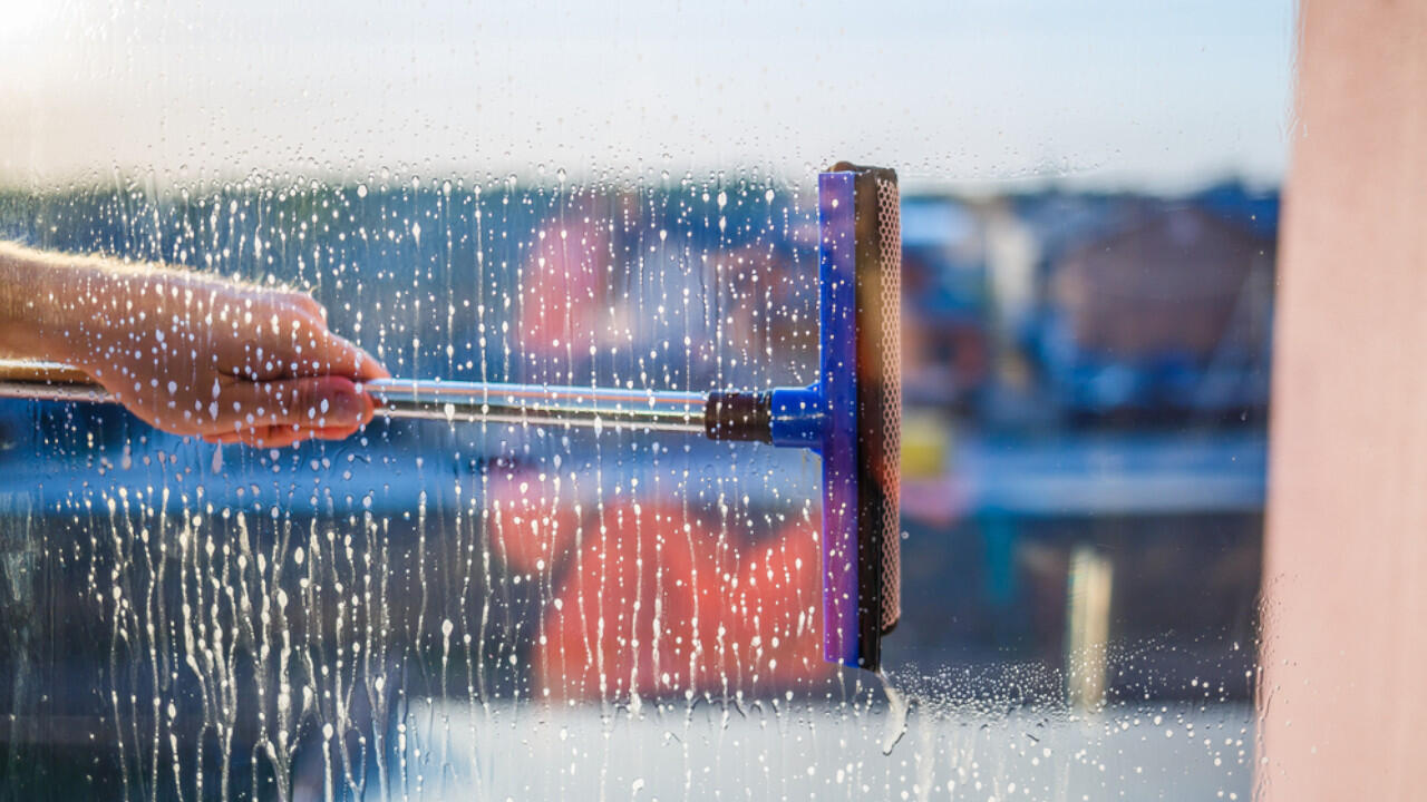Um Schlieren zu vermeiden, sollten Sie beim Fensterputzen einen Abzieher verwenden. Um Schlieren zu vermeiden, sollten Sie beim Fensterputzen einen Abzieher verwenden.