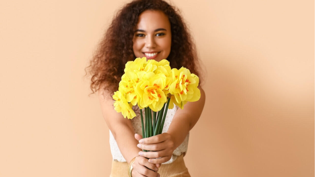 Ein Strauß Narzissen ist ein tolles Geschenk, doch an Schnittblumen haben Sie nicht so lange Freude wie an Narzissen samt Blumenzwiebeln. Ein Strauß Narzissen ist ein tolles Geschenk, doch an Schnittblumen haben Sie nicht so lange Freude wie an Narzissen samt Blumenzwiebeln.