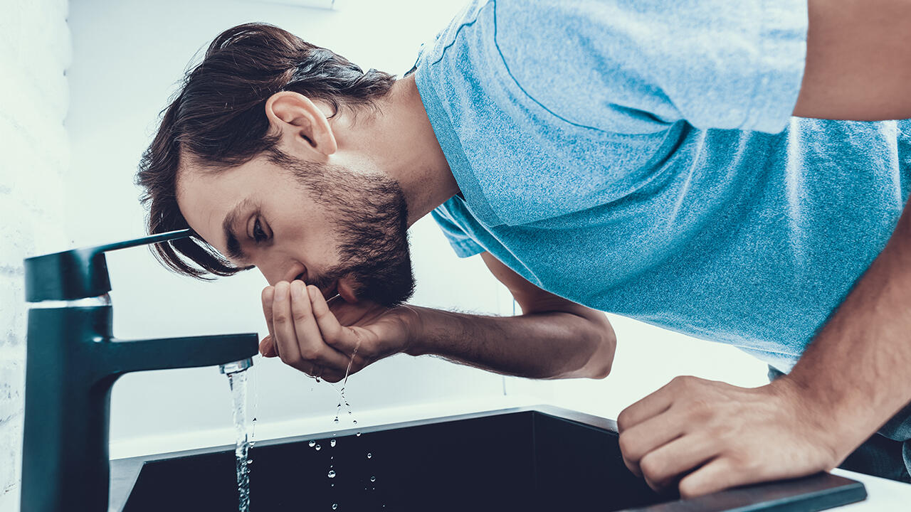 Leitungswasser trinken: Damit können Sie Klima, Umwelt und Ihren Geldbeutel schonen. Leitungswasser trinken: Damit können Sie Klima, Umwelt und Ihren Geldbeutel schonen.