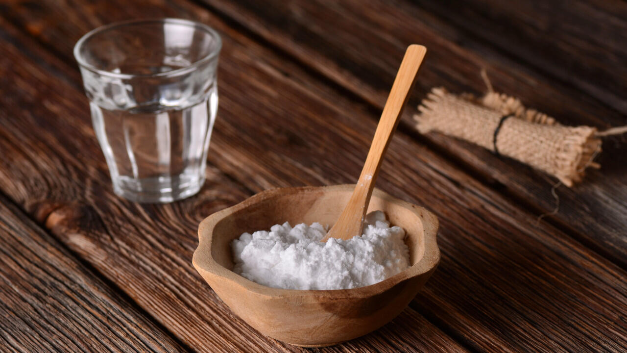 Mit Soda und lauwarmem Wasser können Sie Kaffeeflecken effektiv entfernen. Mit Soda und lauwarmem Wasser können Sie Kaffeeflecken effektiv entfernen.