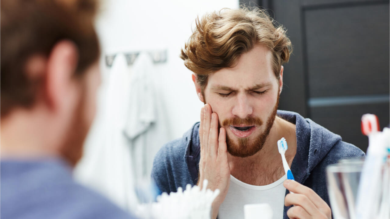 Da muss er durch: Gute Zahnhygiene beugt einer Zahnfleischentzündung nicht nur vor, sondern hilft auch, sie zu beseitigen. Da muss er durch: Gute Zahnhygiene beugt einer Zahnfleischentzündung nicht nur vor, sondern hilft auch, sie zu beseitigen.