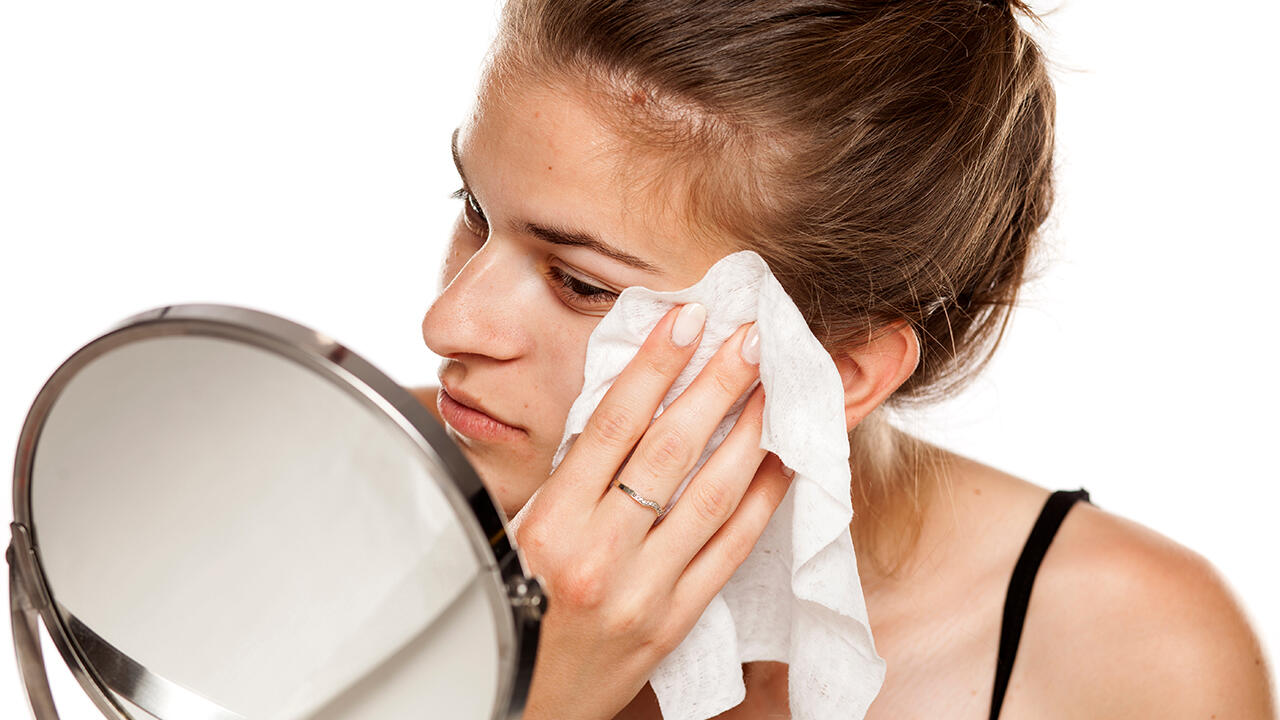 Mit Abschminktüchern das Gesicht reinigen? Das sollten Sie nicht zu häufig tun.