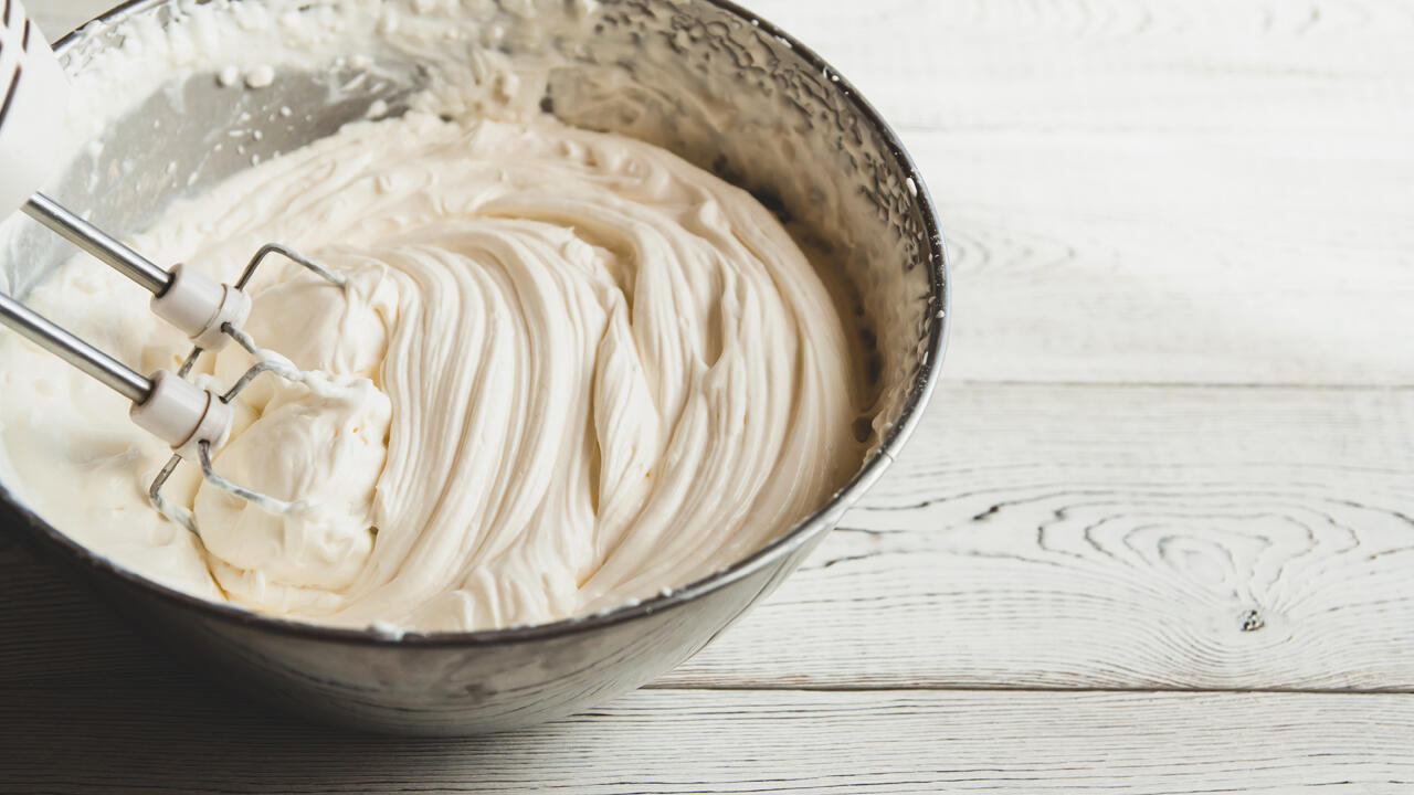 Wenn Sie süße Sahne lange genug schlagen oder schütteln, wird Butter daraus. Wenn Sie süße Sahne lange genug schlagen oder schütteln, wird Butter daraus.