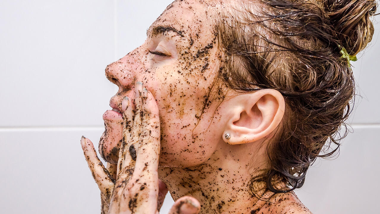 Kokosfett, Zucker, Kaffeesatz und ätherisches Öl: Mehr Zutaten braucht es nicht für ein natürliches Peeling. Kokosfett, Zucker, Kaffeesatz und ätherisches Öl: Mehr Zutaten braucht es nicht für ein natürliches Peeling.