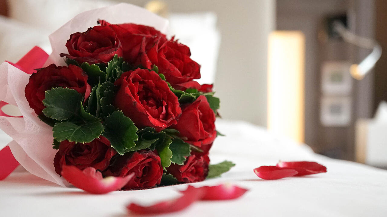 Einen Rosenstrauß zum Valentinstag sollte man sich lieber sparen. Auf den meisten Rosen in unserem Test klebt eine geballte Ladung Pestizide. Einen Rosenstrauß zum Valentinstag sollte man sich lieber sparen. Auf den meisten Rosen in unserem Test klebt eine geballte Ladung Pestizide.