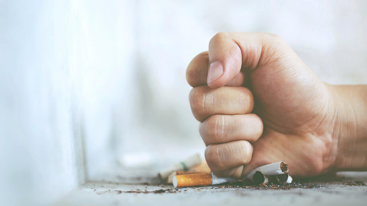 Mit dem Rauchen aufzuhören, ist nicht gerade leicht. Nikotinersatzprodukte wie Nikotinkaugummis, Nikotinpflaster & Co. können zumindest die Erfolgschancen erhöhen.