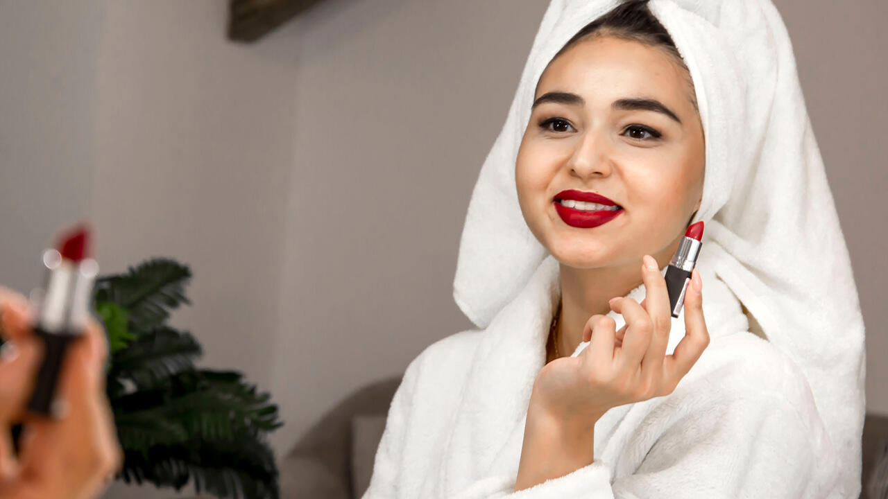 Viele Frauen greifen oft täglich zu Lippenstiften. Daher sollten sie frei von bedenklichen Stoffen sein. Viele Frauen greifen oft täglich zu Lippenstiften. Daher sollten sie frei von bedenklichen Stoffen sein.