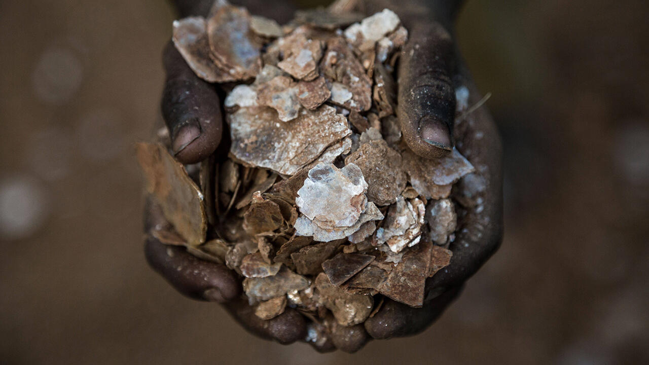 Das Glitzerpigment Mica wird teilweise unter klaren Verstößen gegen die Menschenreche abgebaut. Das Glitzerpigment Mica wird teilweise unter klaren Verstößen gegen die Menschenreche abgebaut.