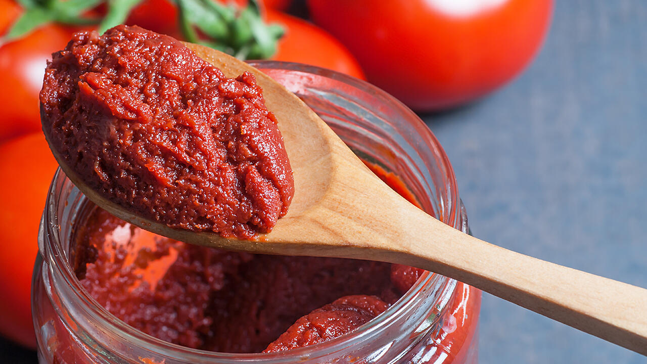 Tomatenmark hat wenig Kalorien. Gerade einmal rund 15 bis 20 Kalorien pro Esslöffel