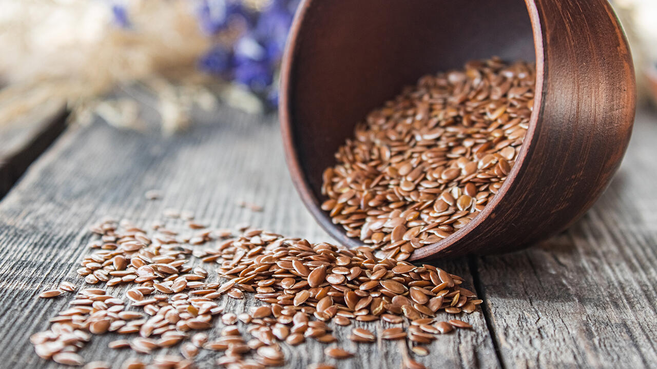 Leinsamen gelten als gesund, da sie viele Ballaststoffe, pflanzliches Eiweiß und Omega-3-Fettsäuren enthalten. Leinsamen gelten als gesund, da sie viele Ballaststoffe, pflanzliches Eiweiß und Omega-3-Fettsäuren enthalten.