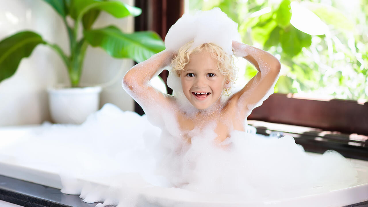 Ab in die Wanne: Unser Test zeigt, dass es im Handel viele empfehlenswerte Badezusätze für Kinder gibt. Ab in die Wanne: Unser Test zeigt, dass es im Handel viele empfehlenswerte Badezusätze für Kinder gibt.