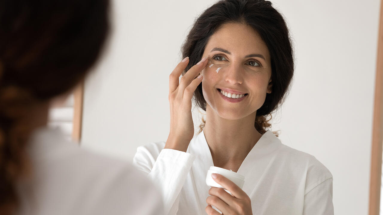Augencreme möglichst ohne zu zerren um die Augen auftragen und sanft einklopfen. Am besten von innen nach außen vorgehen. Augencreme möglichst ohne zu zerren um die Augen auftragen und sanft einklopfen. Am besten von innen nach außen vorgehen.