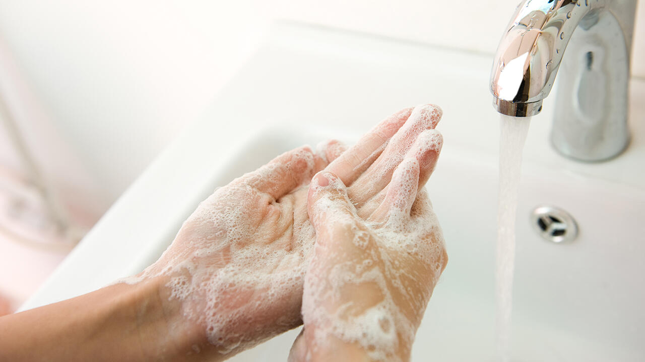 Tipp: Hände besser mit kaltem oder lauwarmen Wasser waschen. Und der beste Zeitpunkt zum Eincremen mit Handcreme ist direkt nach dem Waschen.