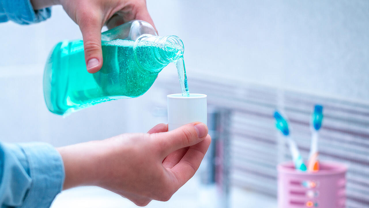 Mundspülung im Test: Wir haben 21 Produkte überprüft. 