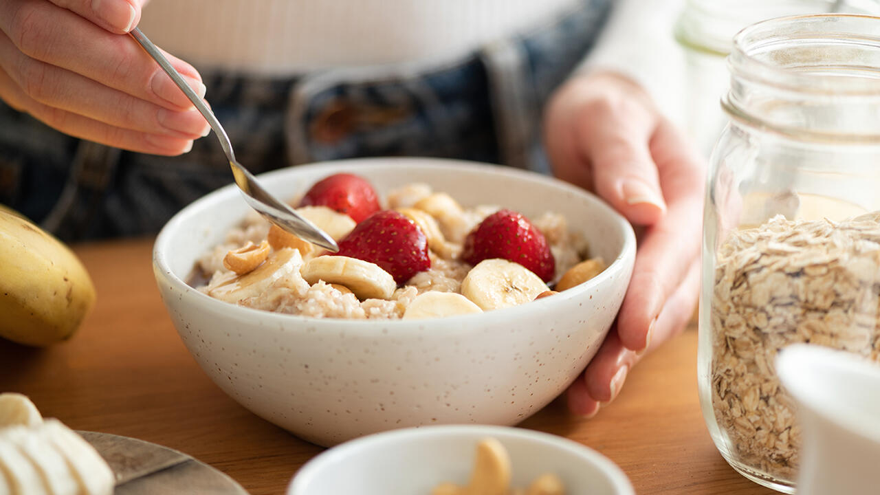 Haferflocken sind sehr gesund und damit ein ideales Frühstück.