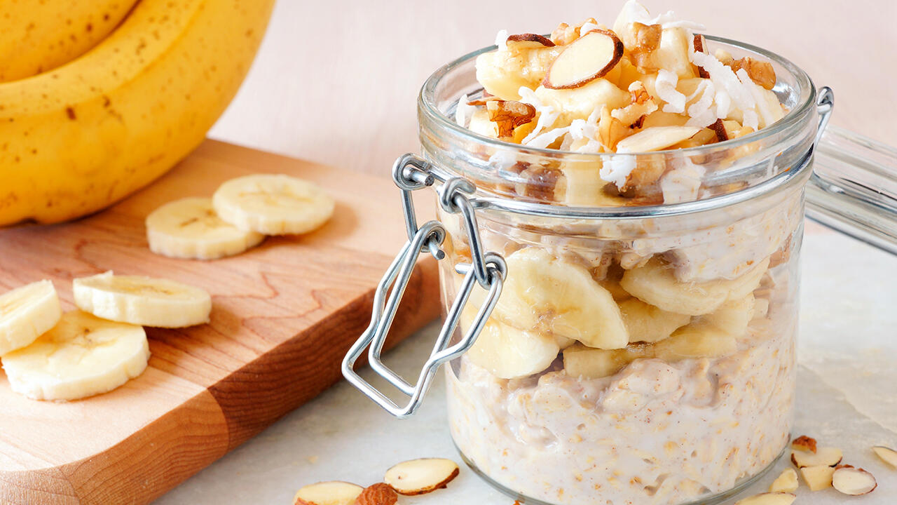 Overnight Oats, also Haferflocken, die über Nacht eingeweicht wurden, sind beliebt.