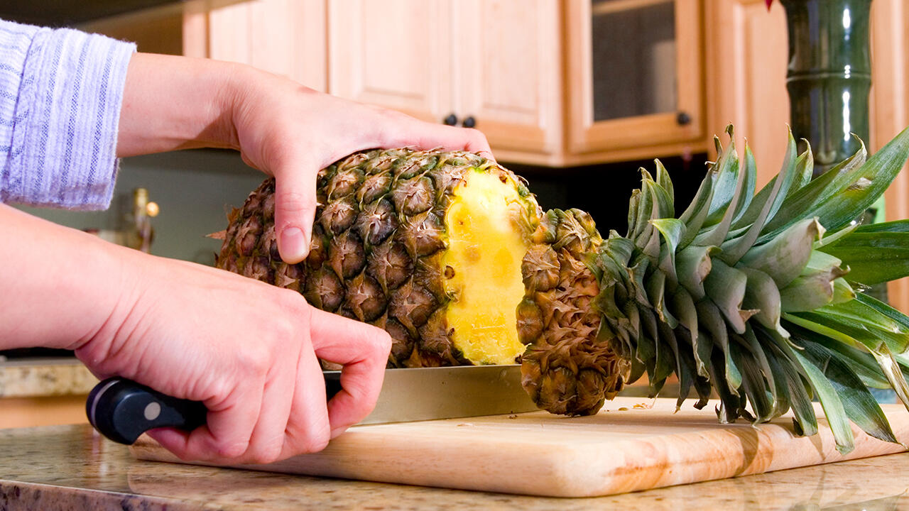 Der Strunk der Ananas landet häufig im Mülleimer. Dabei kann aus ihm mit viel Pflege und Geduld eine neue Ananas gedeihen.