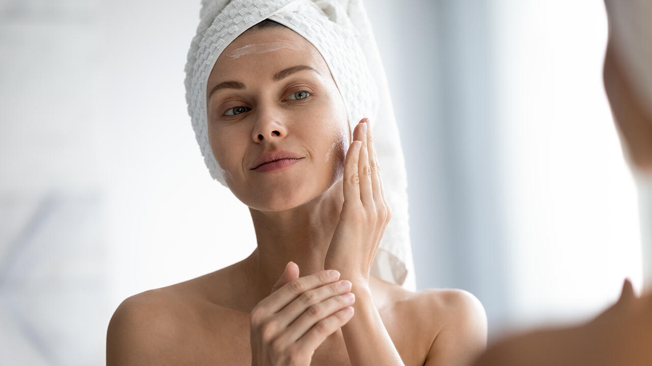 Parfümfreie Gesichtscremes sind für Menschen mit sensibler Haut gedacht. Da ist es ärgerlich, wenn sie bedenkliche Stoffe enthalten.