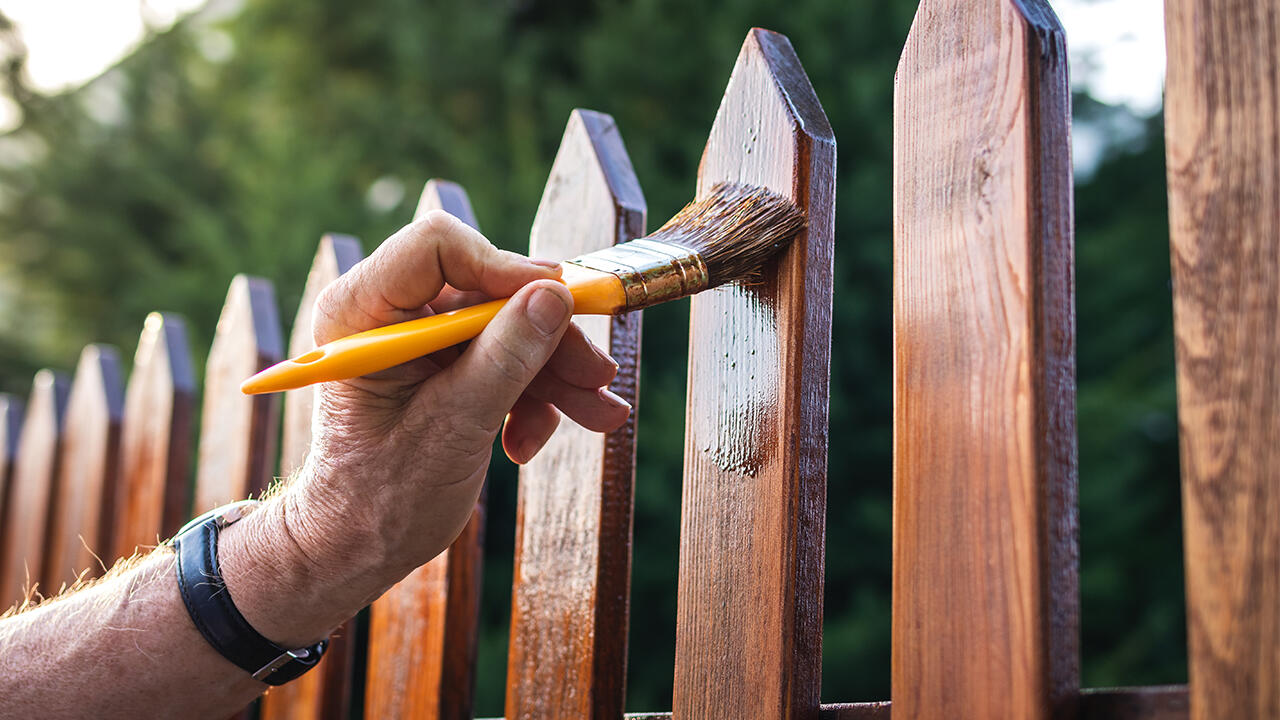 Holzlasuren sind eine gute Wahl, um Gartenzäunen oder Gartenmöbeln einen frischen, neuen Anstrich zu verleihen. Sie sollten allerdings keine Stoffe enthalten, die für Mensch und Umwelt bedenklich sind. Holzlasuren sind eine gute Wahl, um Gartenzäunen oder Gartenmöbeln einen frischen, neuen Anstrich zu verleihen. Sie sollten allerdings keine Stoffe enthalten, die für Mensch und Umwelt bedenklich sind.