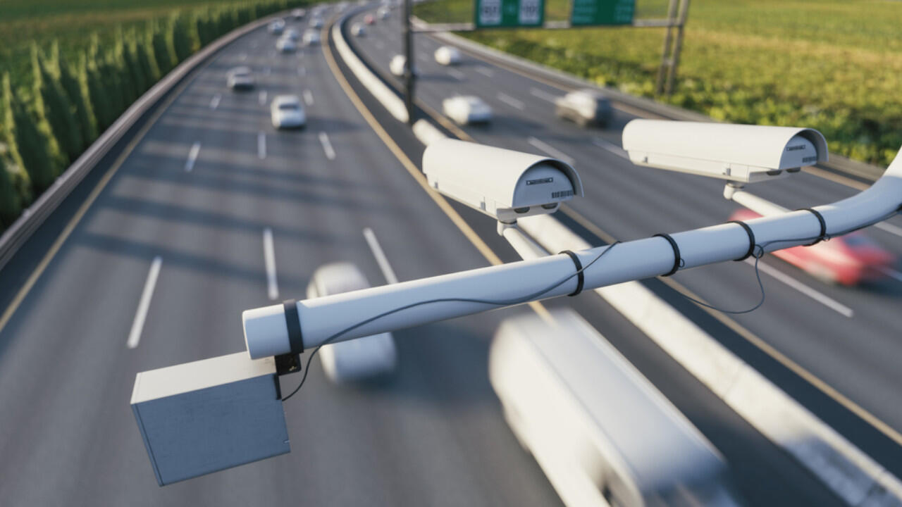 Oft sind die Blitzer an Autobahnen nicht gleich zu erkennen.