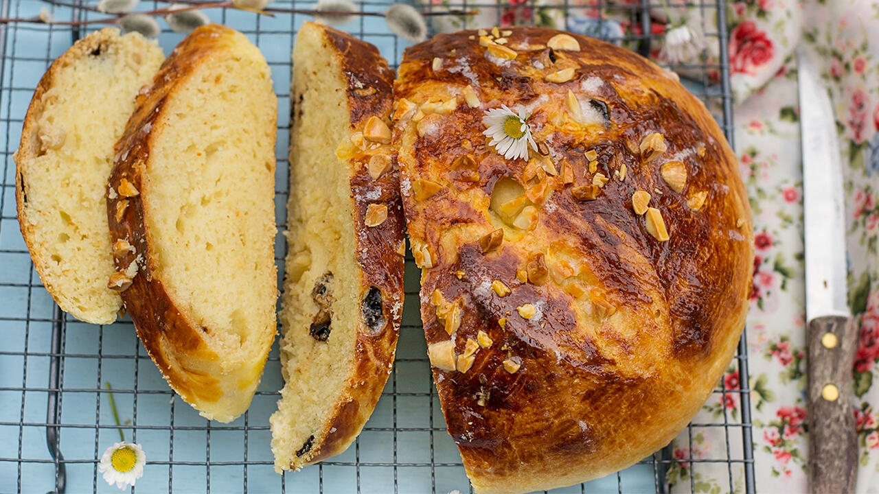 Das Osterbrot ist ein Klassiker auf dem Osterbrunch-Tisch. Das Osterbrot ist ein Klassiker auf dem Osterbrunch-Tisch.