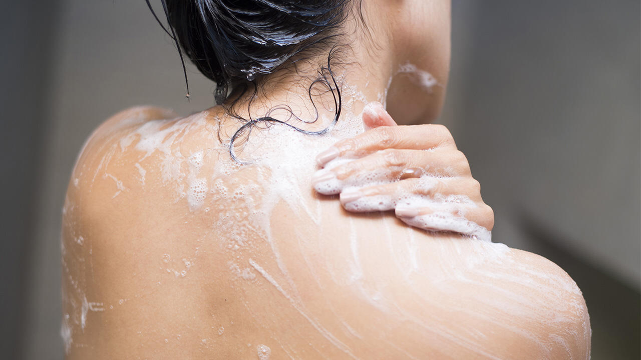 Duschgel-Test: Vor allem Naturkosmetik überzeugt. Die getesteten zertifizierten Produkte sind alle "sehr gut". Duschgel-Test: Vor allem Naturkosmetik überzeugt. Die getesteten zertifizierten Produkte sind alle "sehr gut".