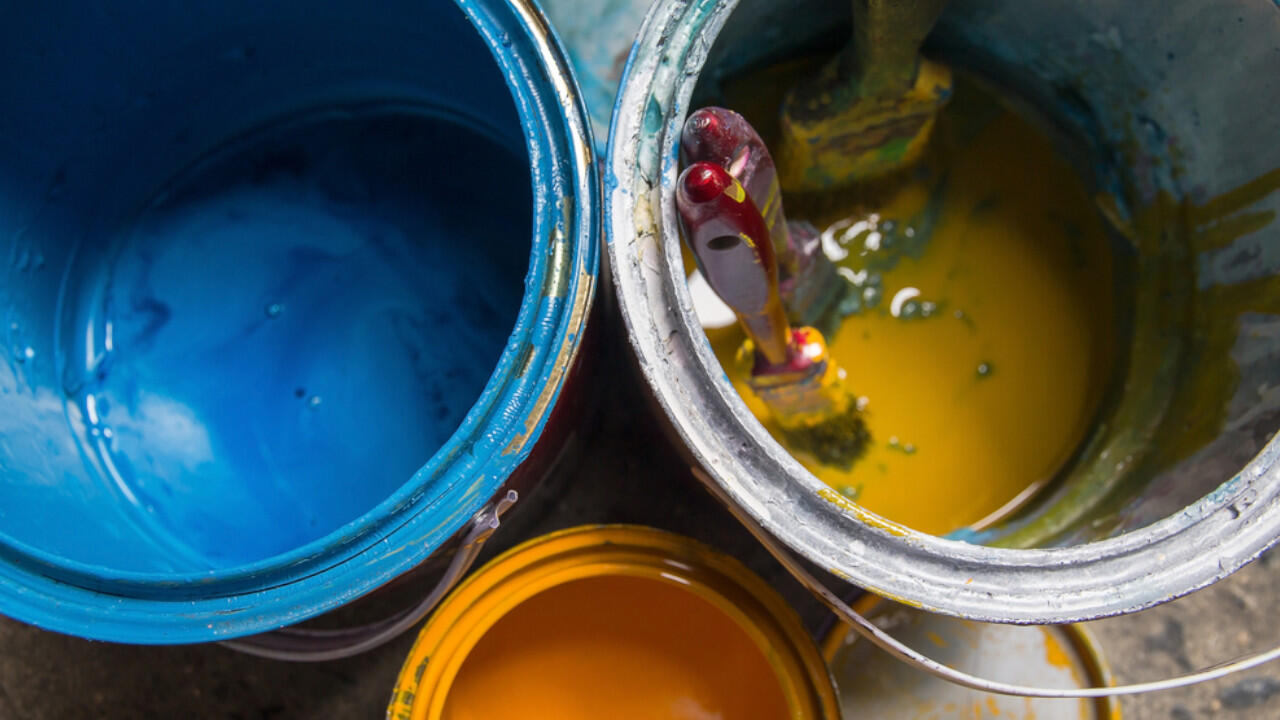 Etwas Farbe sollten Sie immer aufbewahren, um kleine Fehler ausbessern zu können. Etwas Farbe sollten Sie immer aufbewahren, um kleine Fehler ausbessern zu können.