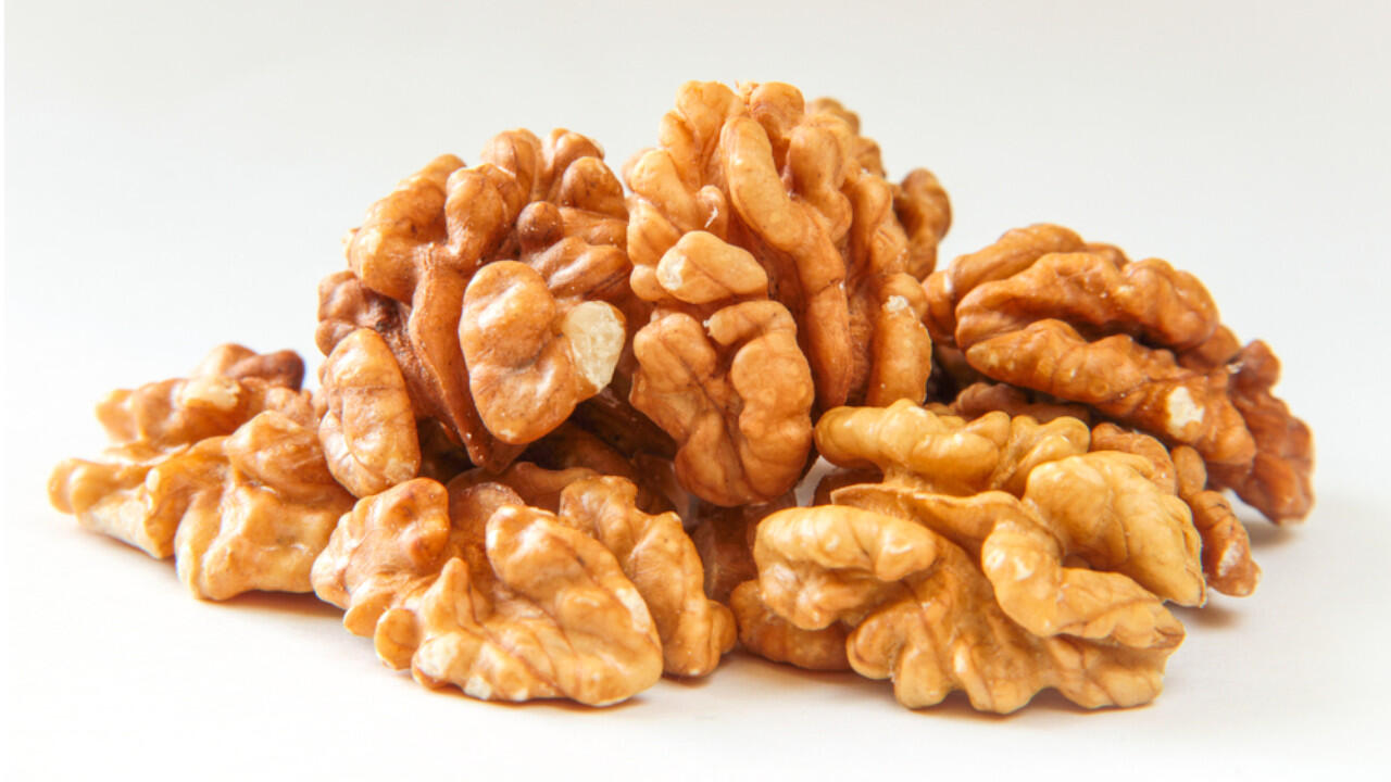 Schimmelpilzgifte auf Nüssen sind mit den Augen nicht zu erkennen, doch die Walnüsse könnten bitter schmecken. Schimmelpilzgifte auf Nüssen sind mit den Augen nicht zu erkennen, doch die Walnüsse könnten bitter schmecken.