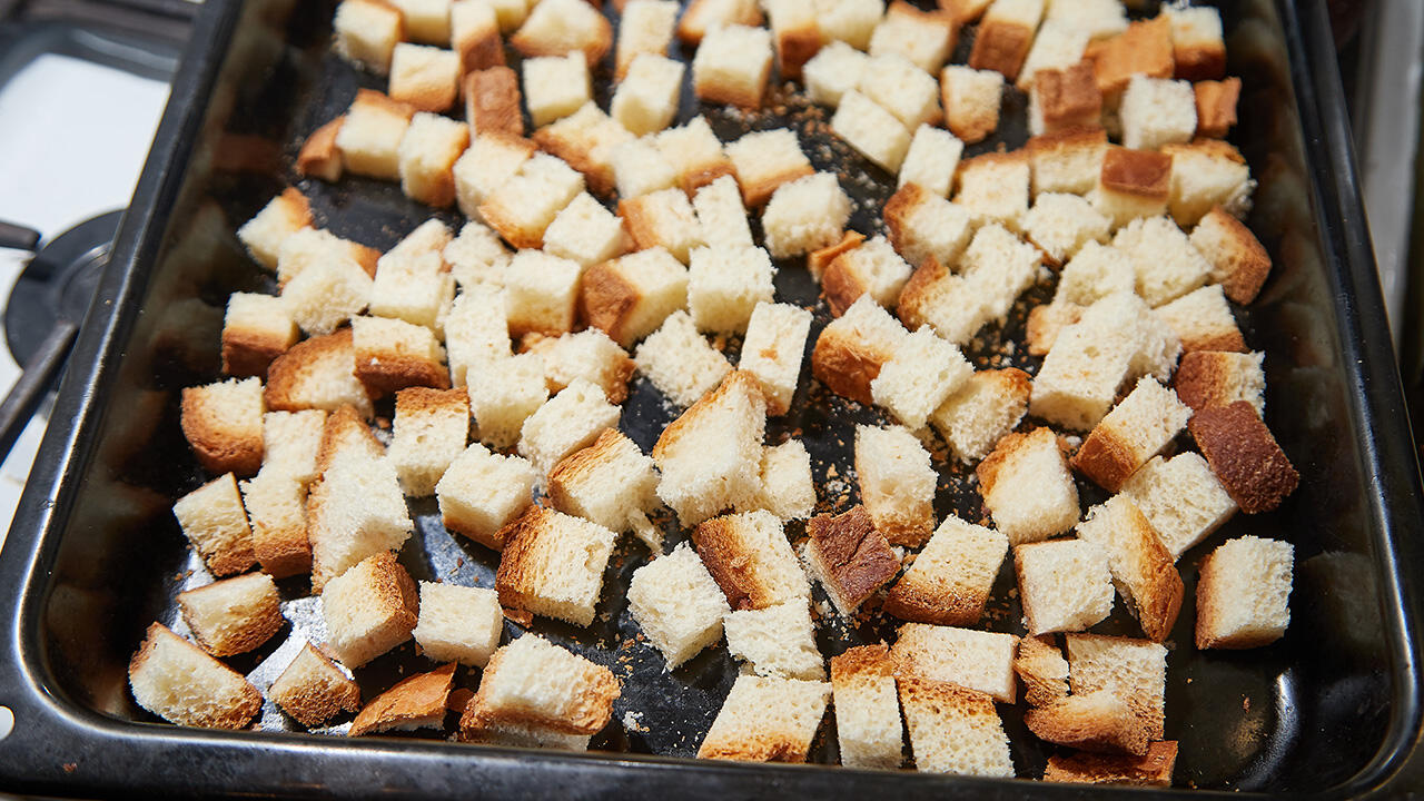 Altes Brot lässt sich noch ganz leicht zu knusprigen Croutons verarbeiten.