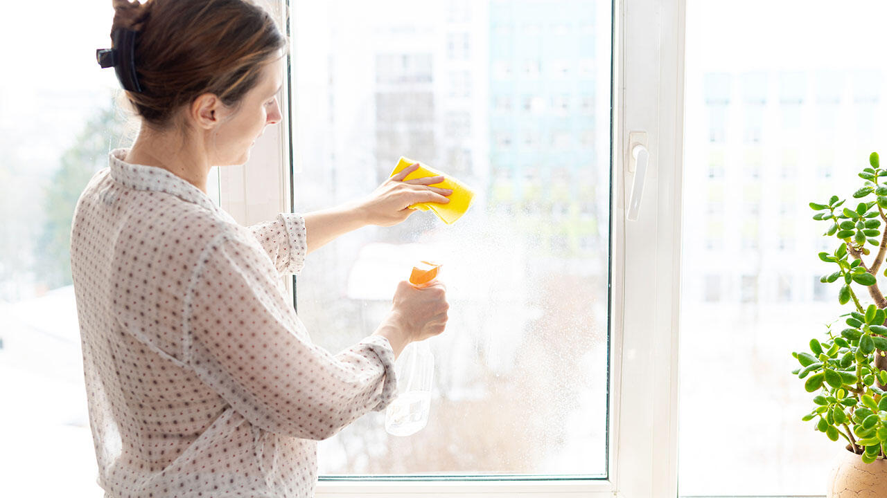 Mit Essig lassen sich Fenster streifenfrei putzen.
