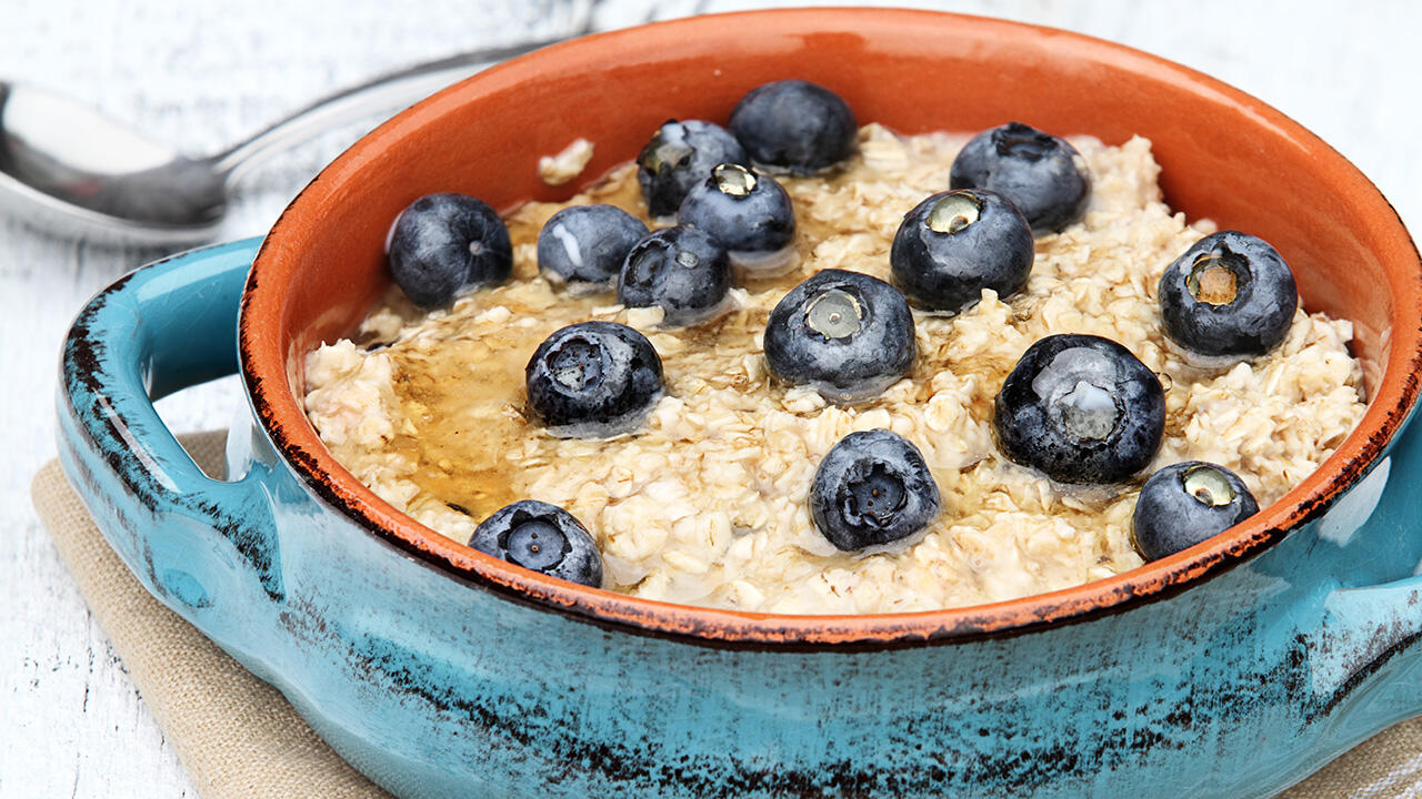 Eigentlich gesund: Haferflocken passen in Kuchen, Pfannkuchen und Müsli. Eigentlich gesund: Haferflocken passen in Kuchen, Pfannkuchen und Müsli.