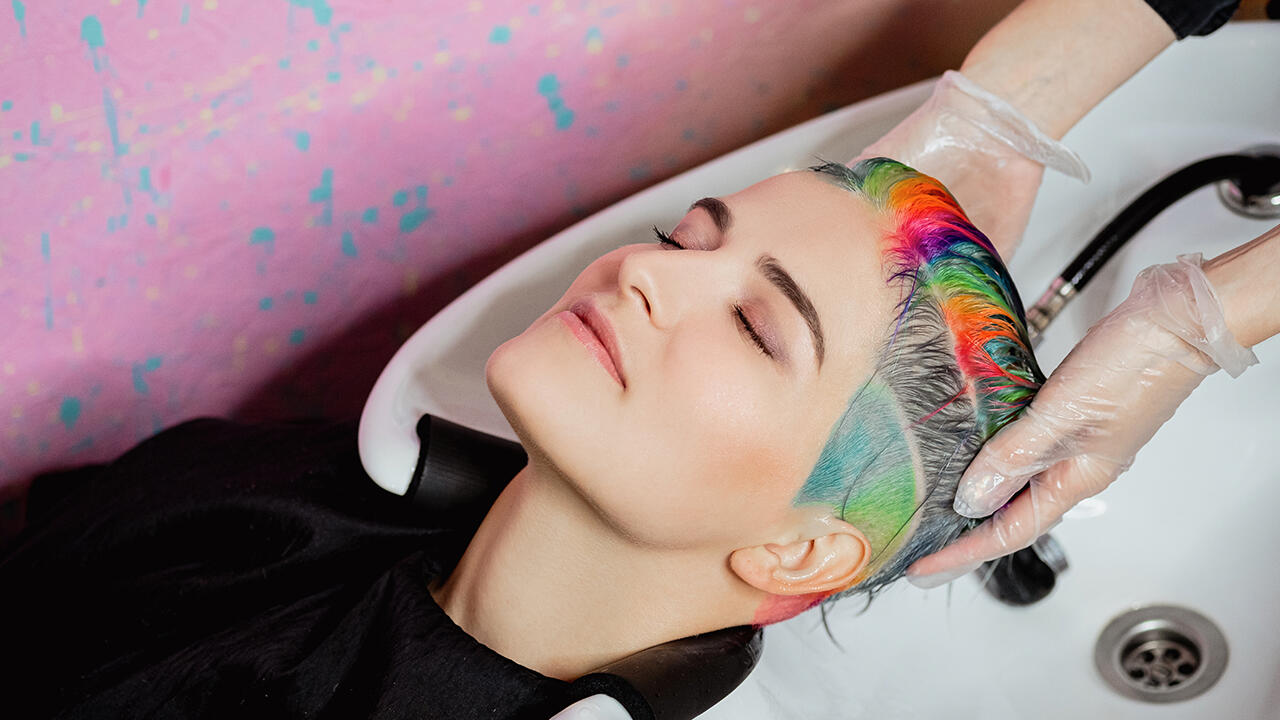 Colorierte Haare brauchen besondere Pflege damit die Farbe lange hält. Colorierte Haare brauchen besondere Pflege damit die Farbe lange hält.