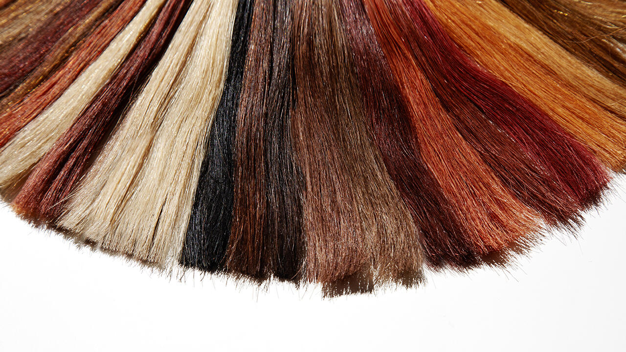 Wer sich die Haare färben möchte, hat bei der Auswahl der Haarfarbe die Qual der Wahl.