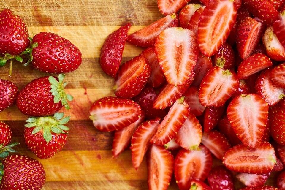 Für selbstgemachte Erdbeermarmelade müssen Sie die Erdbeeren in kleine Stücke schneiden. Für selbstgemachte Erdbeermarmelade müssen Sie die Erdbeeren in kleine Stücke schneiden.