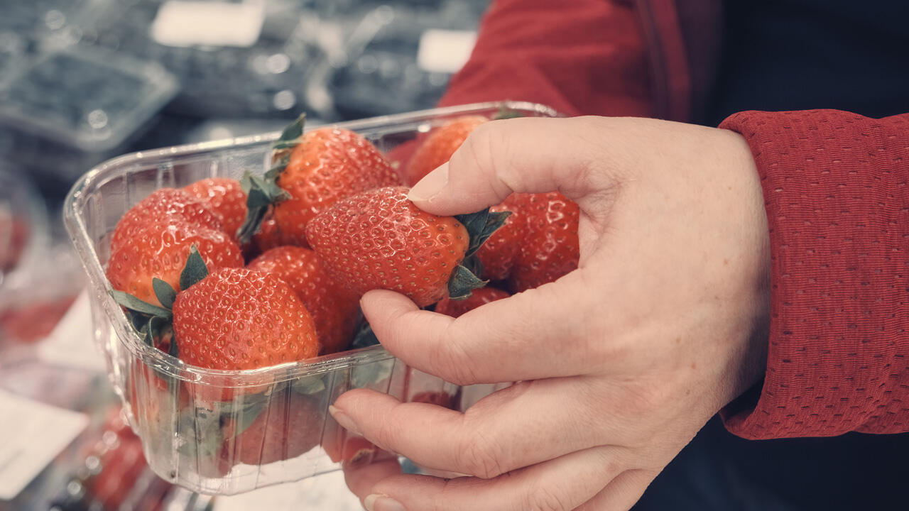 Früherdbeeren schädigen die Umwelt, da sie im Anbau viel Wasser benötigen und einen weiten Transportweg haben. Früherdbeeren schädigen die Umwelt, da sie im Anbau viel Wasser benötigen und einen weiten Transportweg haben.