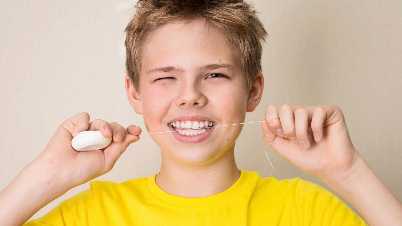 Zahnseide bei Kindern wird dann sinnvoll, wenn die Zähne eng genug aneinander stehen, sodass die Zahnbürste nicht mehr alle Flächen erreicht.