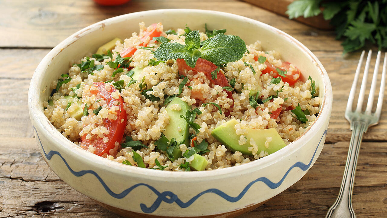 Quinoa ist eine beliebte Zutat für Salate oder Müslis. Wir haben 19 Produkte getestet.