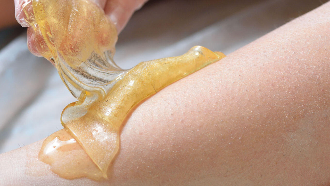Für selbst gemachtes Sugaring brauchen Sie nur Zucker, Wasser und Zitronensaft. Für selbst gemachtes Sugaring brauchen Sie nur Zucker, Wasser und Zitronensaft.