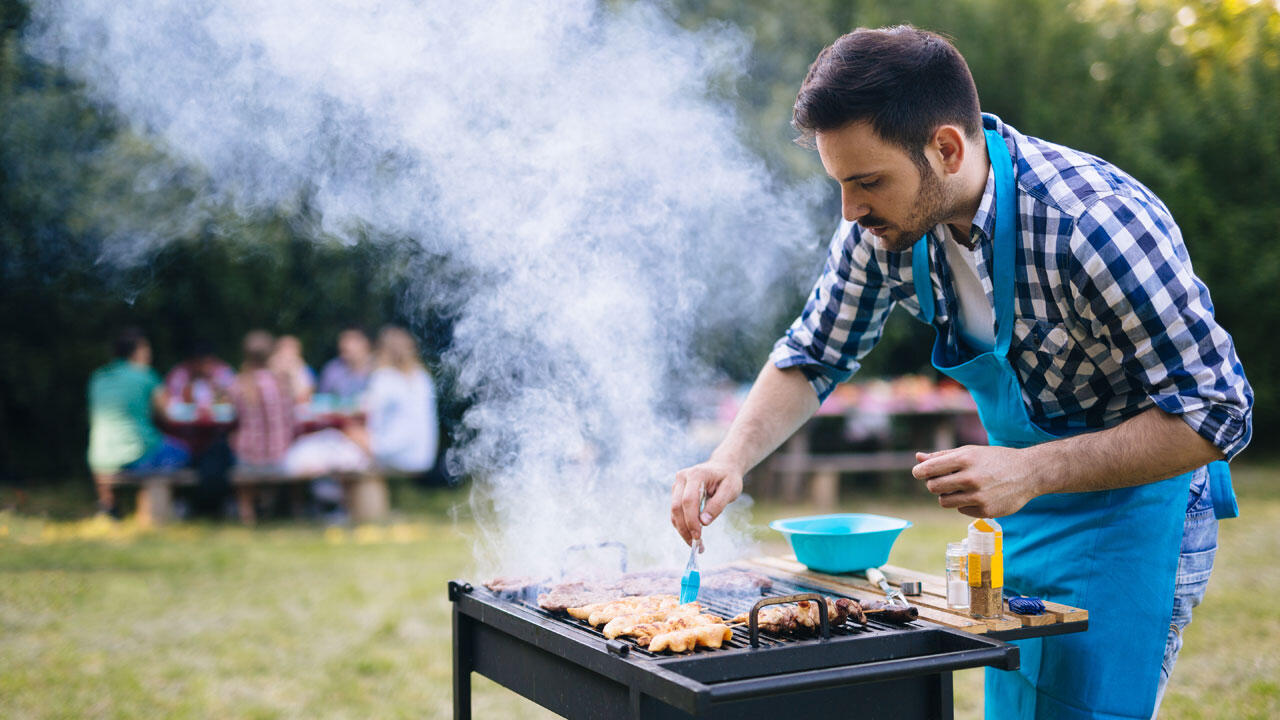 Sieht fachmännisch aus, ist aber riskant: Tropfendes Öl und Fett verbrennt auf den Kohlen und reichert das Grillgut mit Schadstoffen an.