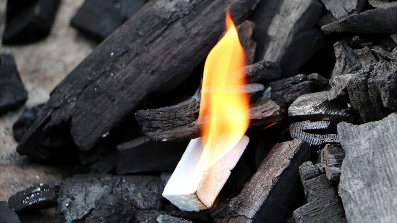 Grill anzünden: Auch feste Grillanzünder sind in der Regel mit Paraffin überzogen.