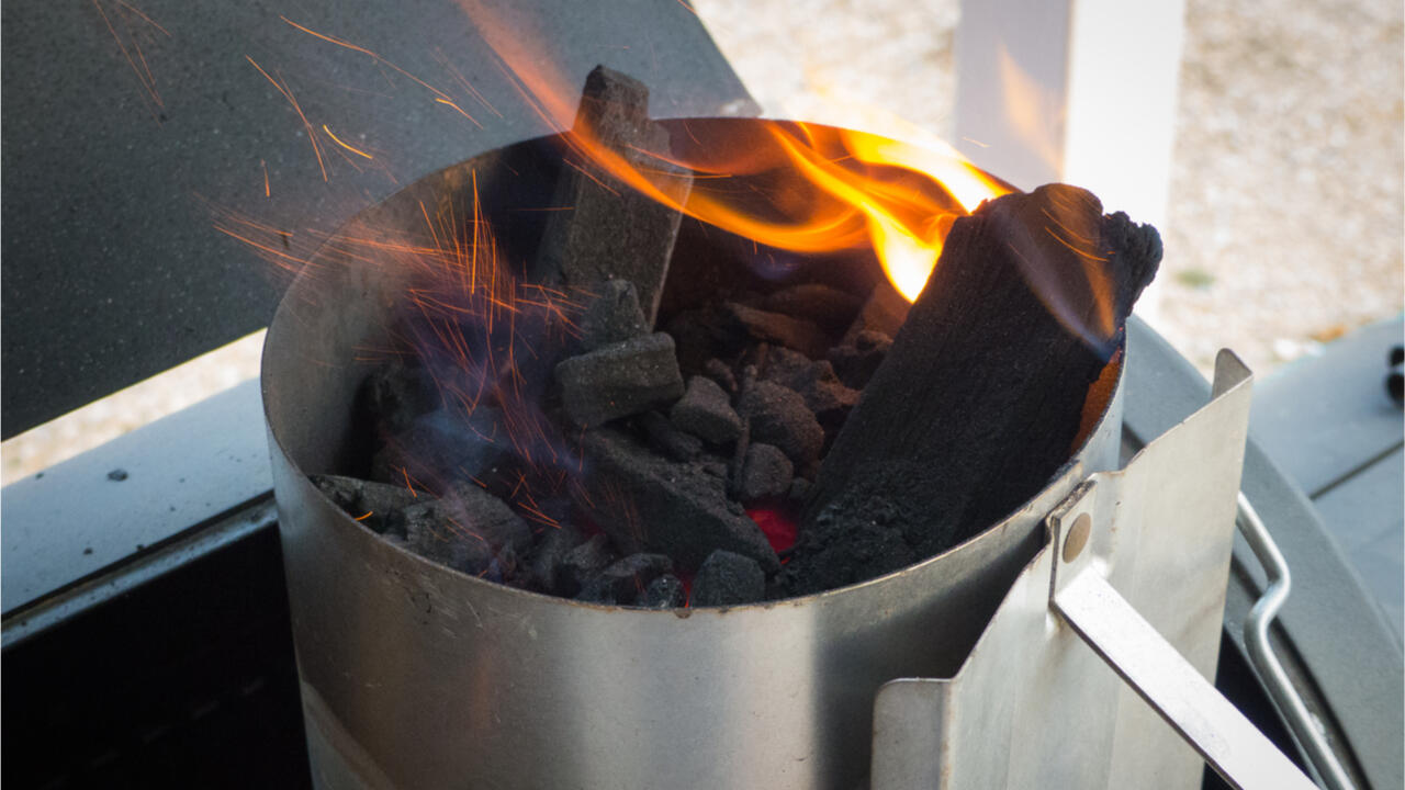 Grill anzünden: Ein Anzündkamin bietet ein gutes Preis-Leistungs-Verhältnis