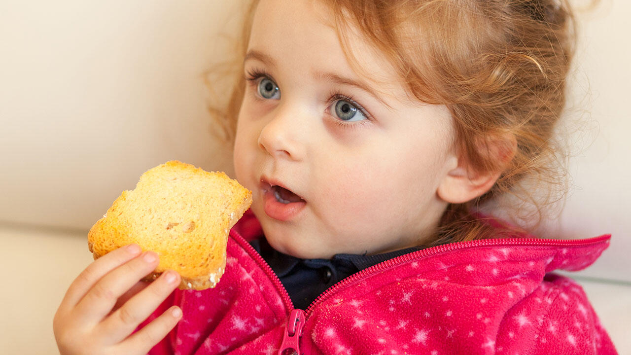 Babys und Kleinkindern knabbern Zwieback am besten nur unter Aufsicht und nicht im Liegen. An den harten Brocken können die Kinder sich verschlucken.