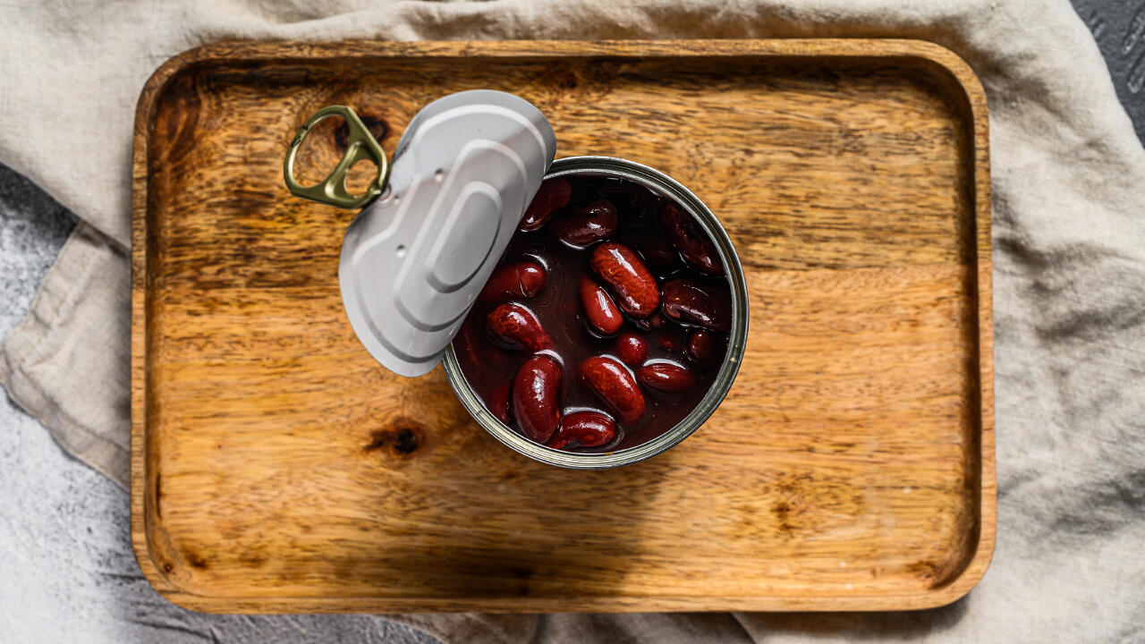 Kidneybohnen kommen meist als getrocknete Ware ins Land. Auf dem Weg in die Dose werden die Bohnen auf Mängel überprüft, gewaschen und Fremdkörper aussortiert. Es folgen Einweichen – die Hersteller sprechen von Rehydrieren – und Blanchieren. Daran schließt sich das Abfüllen in Dosen oder Gläser an. Obendrauf kommt Salzlake, dann wird abermals erhitzt und bei 120 Grad sterilisiert. Kidneybohnen kommen meist als getrocknete Ware ins Land. Auf dem Weg in die Dose werden die Bohnen auf Mängel überprüft, gewaschen und Fremdkörper aussortiert. Es folgen Einweichen – die Hersteller sprechen von Rehydrieren – und Blanchieren. Daran schließt sich das Abfüllen in Dosen oder Gläser an. Obendrauf kommt Salzlake, dann wird abermals erhitzt und bei 120 Grad sterilisiert.