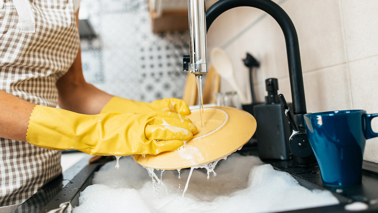 Trockenen und rissigen Händen vorbeugen: Schützen Sie die Hände beim Spülen mit Handschuhen. Trockenen und rissigen Händen vorbeugen: Schützen Sie die Hände beim Spülen mit Handschuhen.