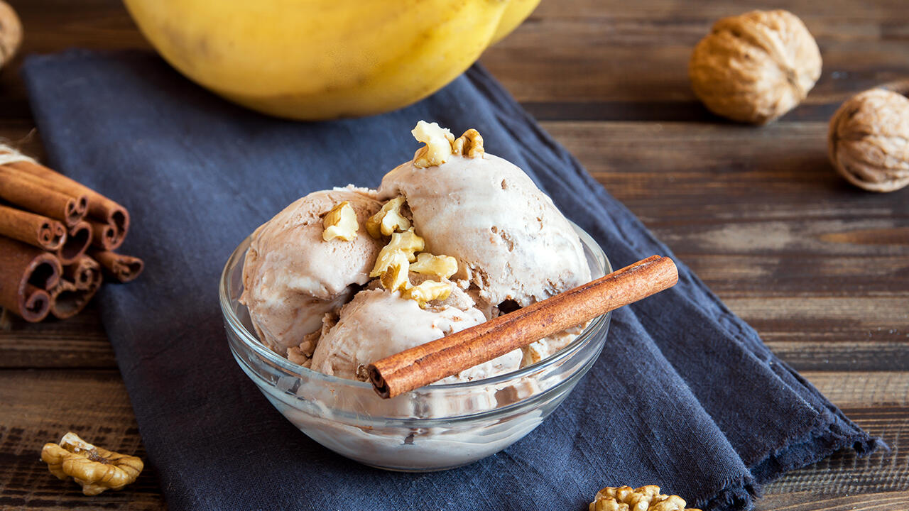 Die Nicecream lässt sich mit wenigen Zutaten wie Zimt und Wallnüssen verfeinern. Die Nicecream lässt sich mit wenigen Zutaten wie Zimt und Wallnüssen verfeinern.