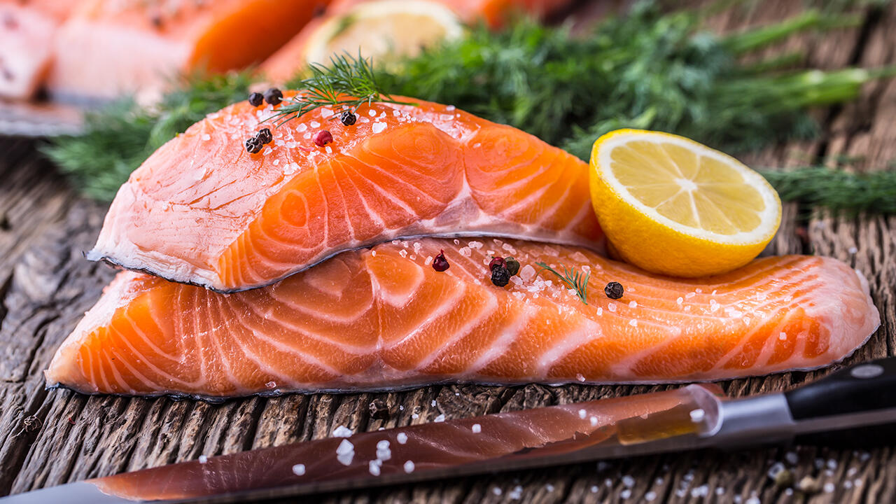 Fettreiche Fische wie Lachs enthalten besonders viel Vitamin D. Fettreiche Fische wie Lachs enthalten besonders viel Vitamin D.