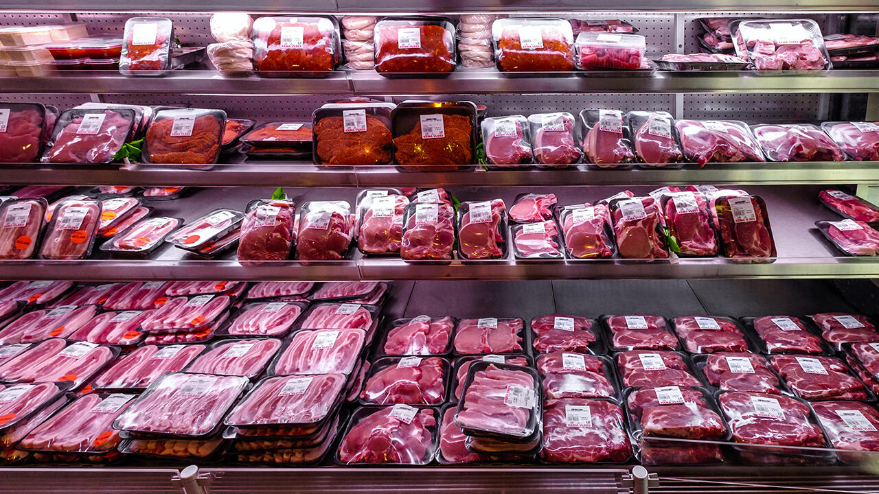 Die Verkaufsregale sind prall gefüllt mit Fleischprodukten. Dabei kann Fleisch weder mit einer gesundheitsfördernden Wirkung noch mit einer guten Öko-Bilanz glänzen.