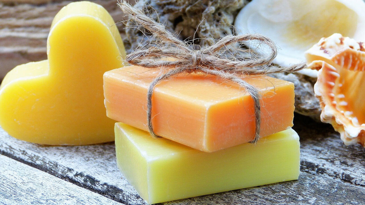 Selbst gemachte Seife lässt sich mit Lebensmittel- oder Seifenfarbe einfärben. Selbst gemachte Seife lässt sich mit Lebensmittel- oder Seifenfarbe einfärben.