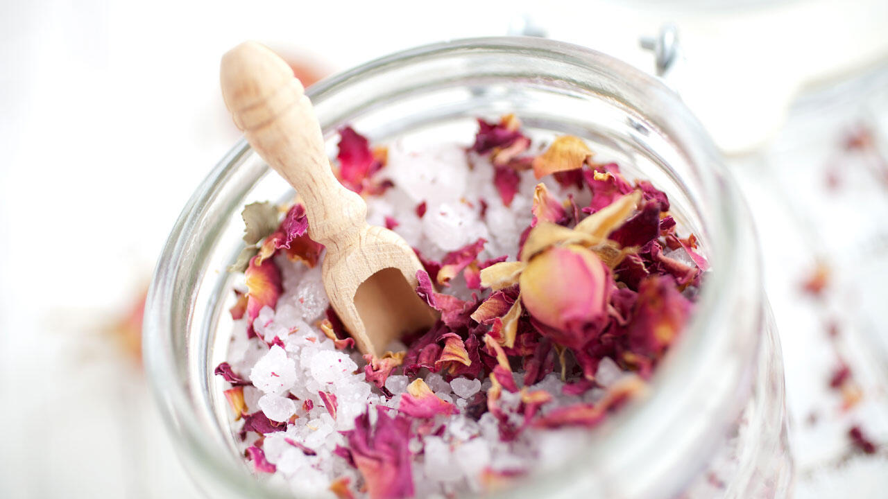 Für selbst gemachtes Badesalz brauchen Sie nur Salz, ätherisches Öl und Pflanzenöl. Für selbst gemachtes Badesalz brauchen Sie nur Salz, ätherisches Öl und Pflanzenöl.