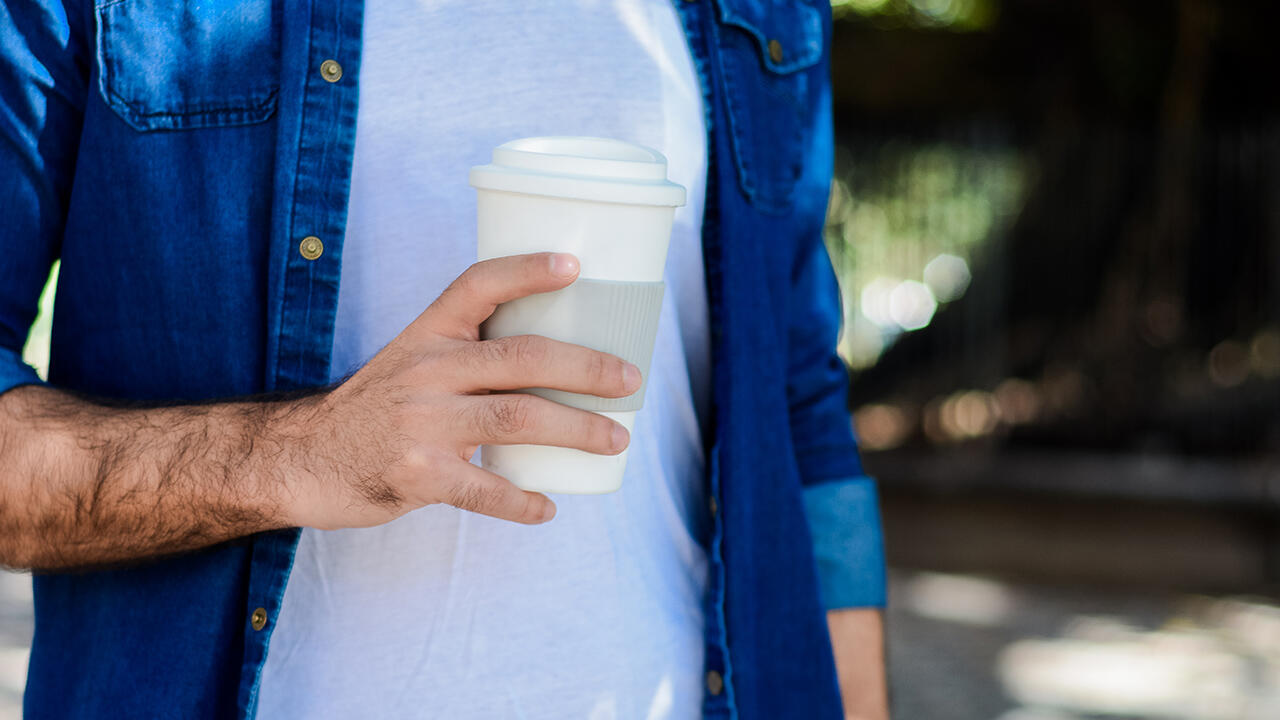 Wer eine Belastung durch PFAS vermeiden oder verringern möchte, der startet am besten bei Einwegverpackunge, wie zum Beispiel Coffee-to-go-Bechern. 